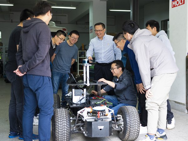 【寻访身边的榜样】他把“小”车开上“大”舞台———访东南大学首席教授殷国栋