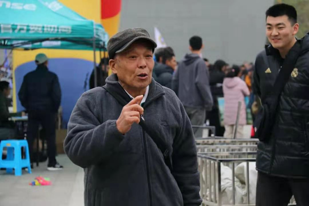 【寻访身边的榜样】鹤发银丝映日月 丹心热血沃新花——记交通学院班主任老师许映泉